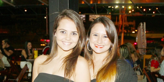 Camila Porto e Jéssica Talarico se divertindo em point da cidade